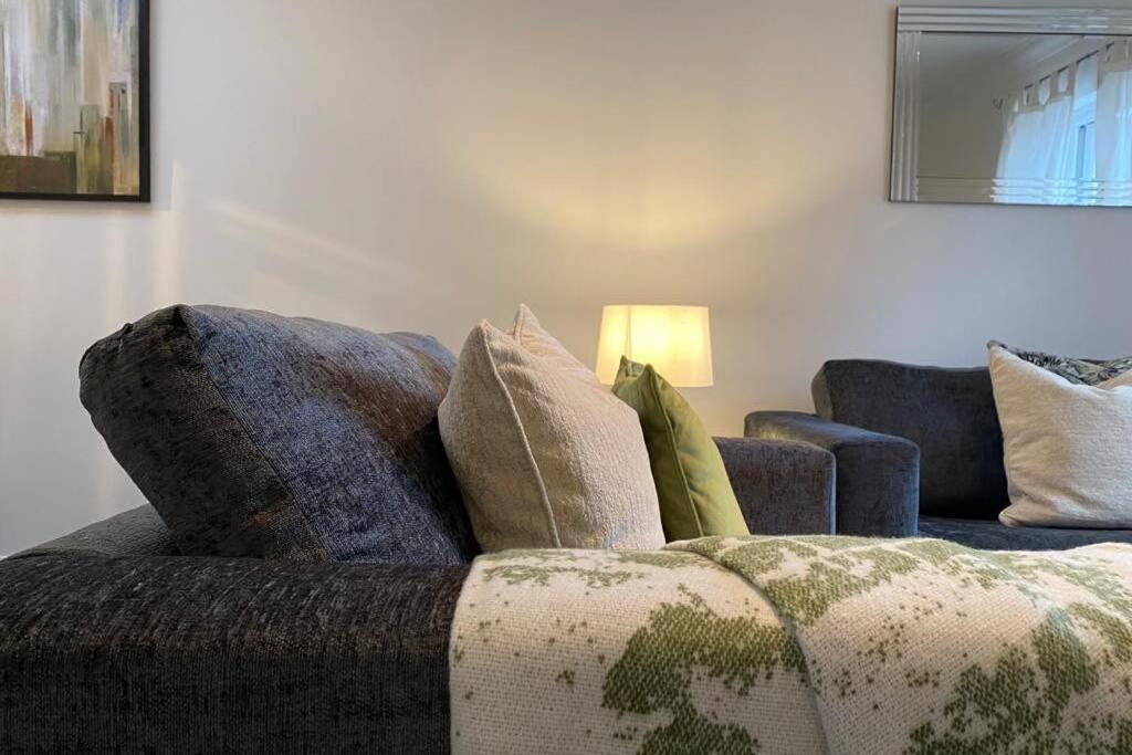Alicia Newport By Mia Living 2 Bedroom Apartment With Dedicated Parking ภายนอก รูปภาพ